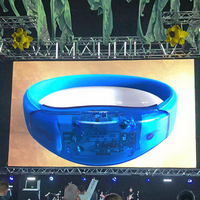 Bracelet LED multicolore FineGreen pour mariages, festivals et événements du Nouvel An, avec affichage personnalisé du logo, vibrations musicales et clignotements