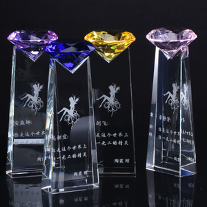 Großhandel Hochwertiger Diamant-Trophäen K9 Kristall Graviertes Kreuz-Thema Pokal Ermutigungs-Souvenir - Product Image 1