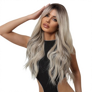 Peluca Larga Rizada de 26 Pulgadas, 150% de Densidad, Gris Claro, Cabello Ondulado Completo con Flequillo Partido, Material de Fibra Resistente a Altas Temperaturas - Product Image 3