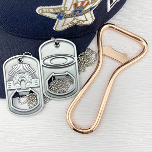 Abridor de botellas de aleación de zinc, color oro rosa, forma plana, para cerveza, refrescos, vino, regalo promocional con cadena. - Product Image 2