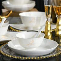 Service de table élégant en porcelaine fine avec motif papillon doré, vaisselle de luxe en céramique avec impression délicate, idéal pour la maison et les mariages.