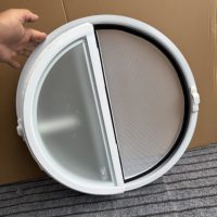 Fenêtres à persiennes ovales en aluminium modernes pour l'extérieur, avec formes personnalisées et ouverture pivotante centrale, pour villas, hôtels, entrées et vérandas