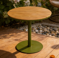 Table ronde d'extérieur sur piédestal vert olive avec plateau en bois à lattes chaudes, moderne pour patio et balcon