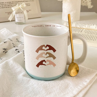 Mug en céramique personnalisable, adapté à un usage domestique, au lait ou au café, avec une finition mate et givrée.