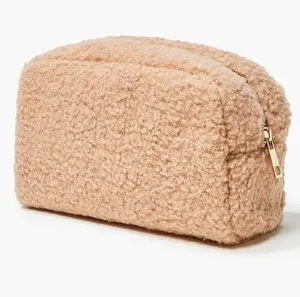 Faux Shearling Pouch Met Een Rechthoek-Vormige Lichaam En Een Ritssluiting Top Handvat