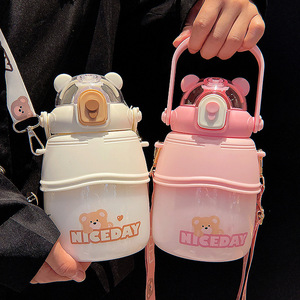 Tasse à eau en paille de grande capacité de dessin animé mignon bouteille d'eau portable personnalisée pour enfants pratique - Product Image 1