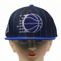 Gorra de Béisbol Unisex con Visera Plana, Diseño de Rayas Azules y Logotipo de Baloncesto, Ajustable con Cierre a Presión