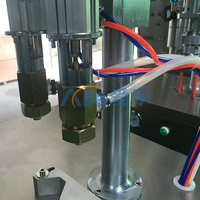 Machine de remplissage de liquides en aérosol semi-automatique pneumatique à 2 têtes haute précision pour applications cosmétiques et chimiques