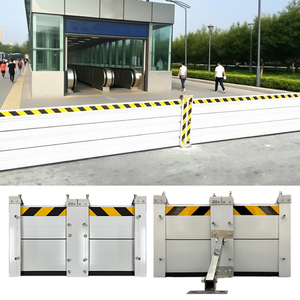 Des barrières d'inondation simples en métal et des portes d'inondation sont utilisées pour la protection des systèmes de sécurité à la maison - Product Image 1