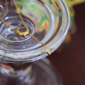 สร้อยคอผู้หญิงรูปพระจันทร์เสี้ยว ชุบทอง 18k สแตนเลสสตีลกันน้ำ ไม่หมอง พร้อมสลักโลโก้ตามสั่ง - Product Image 4