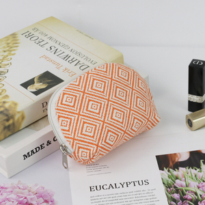 Pochette de voyage personnalisée en toile écologique avec fermeture éclair et poignée, grande capacité, style tendance, sac à maquillage portable avec logo personnalisé - Product Image 3