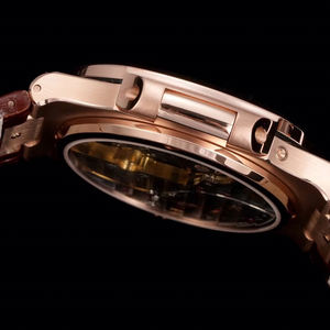 Montre exclusive pour homme avec boîtier en or rose brossé, bracelet en cuir d'alligator brun foncé, plusieurs cadrans noirs, chronographe phase de lune - Product Image 4