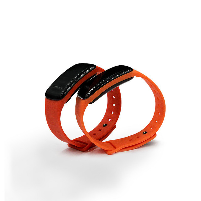 Ble beacon band long distance relationship bracelet with motion sensor