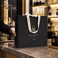Sac cadeau en carton rigide noir mat personnalisé avec poignée en ruban, imprimé offset pour boutiques de vêtements