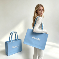 Sac fourre-tout en papier de luxe personnalisé OEM/ODM avec poignée intégrée, sacs en papier durables pour emballages de bijoux et de vêtements