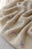 Tissu tricoté 100 % polyester personnalisé, motif tourbillon pastel, broderie de rêve, base en feutre doux couleur camel, points irréguliers et courbes aléatoires