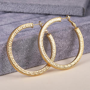 Orecchini a polsino dorati dal design geometrico, stile classico, gioielli raffinati da donna per l'uso quotidiano E4453 - Product Image 4