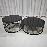 Ensemble de tables basses rondes en verre noir avec structure en fil métallique noir