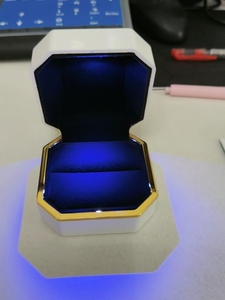 Caja de Joyería Rígida Octogonal con Luz LED, Forro de Satén, Cierre Magnético, Empaque de Alta Gama - Product Image 2