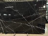 Panneaux de marbre Nero Marquina de Chine, pierre noire avec des veines blanches, pour marches, comptoirs, dessus de meubles de salle de bain et revêtements muraux naturels