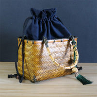 Bolso Tote de Bambú Tejido a Mano para Mujer, Diseño Cuadrado Trenzado con Adorno, Colores Amarillo y Rojo, Estilo Chino, Multiusos