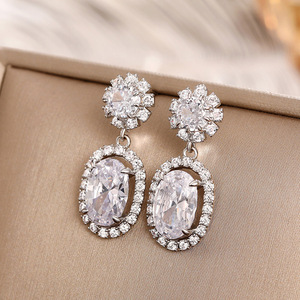 Eleganti Orecchini Pendenti in Oro Bianco con Design Floreale in Cristallo e Strass per Donna, Stile Classico da Festa, Montatura in Argento 925 - Product Image 5