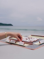 Kit de jeu de Mahjong américain portable, jeu de Mahjong de voyage en acrylique triple couche imitation écaille de tortue avec 160 tuiles pour une utilisation en intérieur et en extérieur