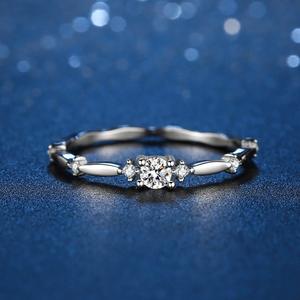 Elegante anillo de hoja de flor de moissanita de 1 quilate personalizado S925 plata y Pt950 chapado en oro para mujer - Product Image 2