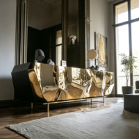 Buffet doré effet miroir froissé avec cadre en fibre de verre, panneau latéral noir mat et pieds en métal fins pour l'art moderne et l'aménagement intérieur de salle à manger
