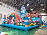 Château gonflable combiné toboggan et château rebondissant sur le thème de la région polaire arctique pour le carnaval de Noël