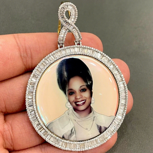 Colgante Personalizado Iced Memory Hip Hop con Foto, Moissanita VVS1 de Corte Brillante Redondo, Plata de Ley 925 Chapada en Oro, Lujoso para Hombre - Product Image 1
