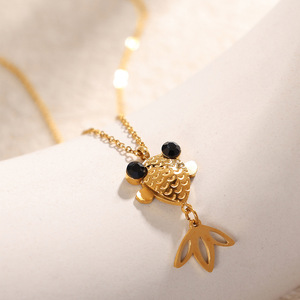 Collar con Colgante de Koi, Oro, Diamante Negro, Forma de Animal, Joyería para Mujer de Uso Diario - Product Image 1