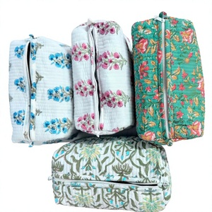 Trousse de maquillage personnalisée à motifs floraux Cadeau personnalisé Cadeaux de demoiselle d'honneur Pochette de toilette matelassée brodée Voyage - Product Image 1