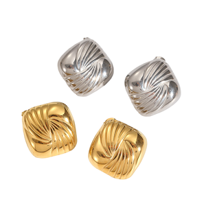 ต่างหูแบบติดหูทรงหยดน้ำลายเปลือกหอยเคลือบทองคำขาวจาก J&D ผลิตจากสแตนเลสสตีลขัดเงา สไตล์เรือเดินสมุทร ป้องกันการแพ้ เหมาะสำหรับผู้หญิง - Product Image 4