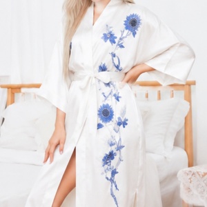 Batas <span class=keywords><strong>de</strong></span> satén premium para damas <span class=keywords><strong>de</strong></span> honor, ropa <span class=keywords><strong>de</strong></span> dormir para la mañana <span class=keywords><strong>de</strong></span> la boda, regalo para damas <span class=keywords><strong>de</strong></span> honor, bata personalizada para mujer, camisón <span class=keywords><strong>de</strong></span> talla grande para mujer - Product Image 4