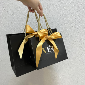 Sacs cadeaux noirs de luxe avec estampage à chaud doré - Grands sacs shopping en satin avec nœud pour parfums et bijoux - Product Image 2