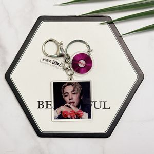 Llavero acrílico con foto de ídolo Kpop, colgante decorativo para bolso con diseño de disco de vinilo, regalo coleccionable para fans de álbumes, venta al por mayor - Product Image 5