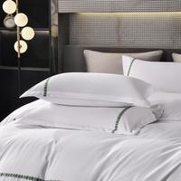 Parure de lit quatre pièces pour hôtel cinq étoiles, style ruban fin, drap et housse de couette blancs mats
