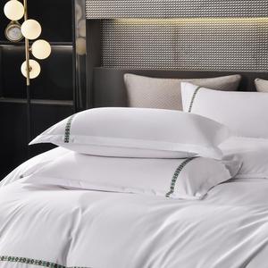Parure <span class=keywords><strong>de</strong></span> <span class=keywords><strong>lit</strong></span> quatre pièces pour hôtel cinq étoiles, style ruban fin, <span class=keywords><strong>drap</strong></span> et housse <span class=keywords><strong>de</strong></span> couette blancs mats - Product Image 6