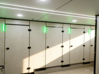Cubículo de Baño Moderno y Ecológico con Panel HPL, Indicador LED, Fácil Instalación, Diseño Impermeable y Personalizable