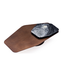 Table basse de luxe en pierre et bois avec plateau en acier laqué laiton, style italien moderne, minimaliste, élégant et peu encombrant pour villa