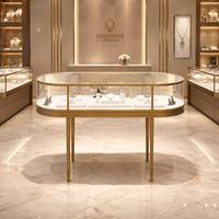 Présentoir de Luxe Incurvé pour Bijoux, Vitrine en Verre Transparent avec Quatre Pieds Métalliques Fins, Taille et Logo Personnalisables, Vente en Gros