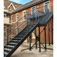 Escalier extérieur en acier avec marches métalliques et garde-corps en poteaux