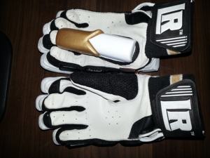 Gants de frappe de cricket professionnels en cuir Pittard pour une protection élevée et un économiseur de doigts - Product Image 3