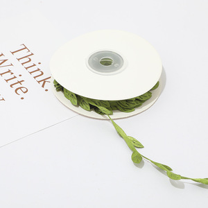 Guirlande décorative de feuilles de saule artificielles, rouleau vert de 10 mètres pour la décoration artisanale DIY - Product Image 1