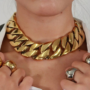 Set di Gioielli di Lusso <span class=keywords><strong>per</strong></span> <span class=keywords><strong>Donna</strong></span>: Collana e Bracciale a Catena Cubana in Acciaio Inossidabile Placcato Oro, Impermeabile e Ipoallergenico - Product Image 2