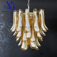 Lustre médiéval français à pétales superposés, en verre de Murano fait main, dégradé ambre-blanc, avec chaîne métallique, pour salle à manger de villa