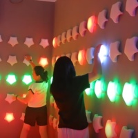 Machine murale interactive en plastique avec éclairage LED pour l'escalade des enfants lors de fêtes et d'événements sportifs et de divertissement en intérieur