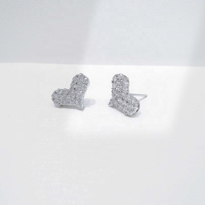 Pendientes pequeños y económicos de plata de ley 925, a la moda, hipoalergénicos, coreanos, chapados en oro de 18k, con forma de corazón. - Product Image 3