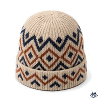 Topi rajutan beanie rajutan geometris jacquard ODM dengan manset rajutan bergaris, hangat dan nyaman, untuk distributor dan pembeli grosir